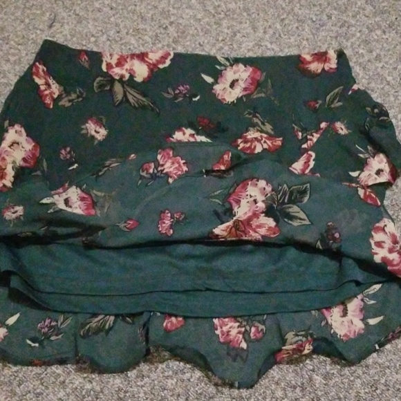 🌸Green floral Skirt - Picture 2 of 4